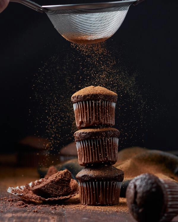 cokoládové muffiny s kúskami cokolády