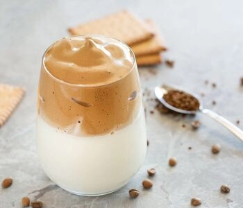 virálna ľadová káva: krémová káva dalgona