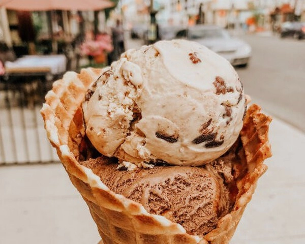 zmrzlina s rumom a hrozienkami