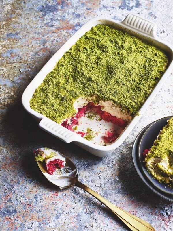 tiramisu s bielou cokoládou malinami a pistáciami