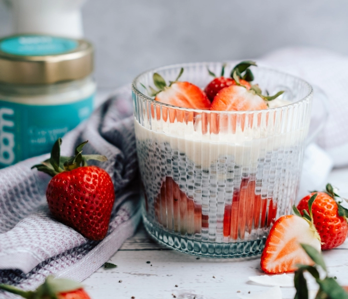 kokosový chia puding s jahodami