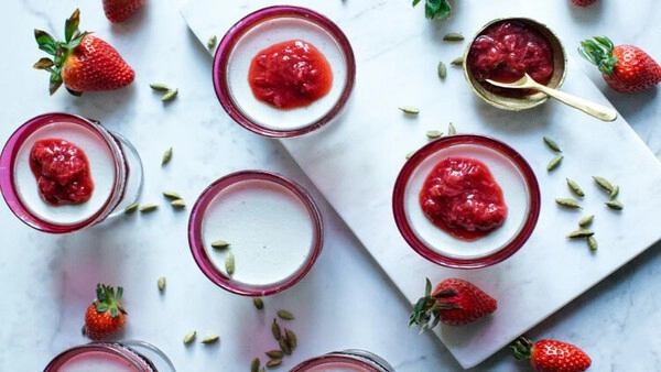 panna cotta s jahodovou polevou bam