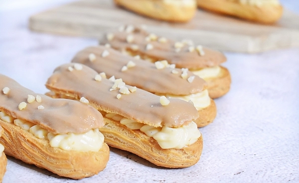 eclair s vanilkovým krémom a karamelom