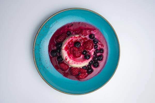 panna cotta s malinami