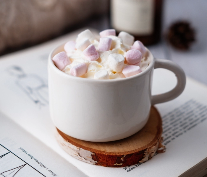 kokosová biela horúca cokoláda s mini marshmallows