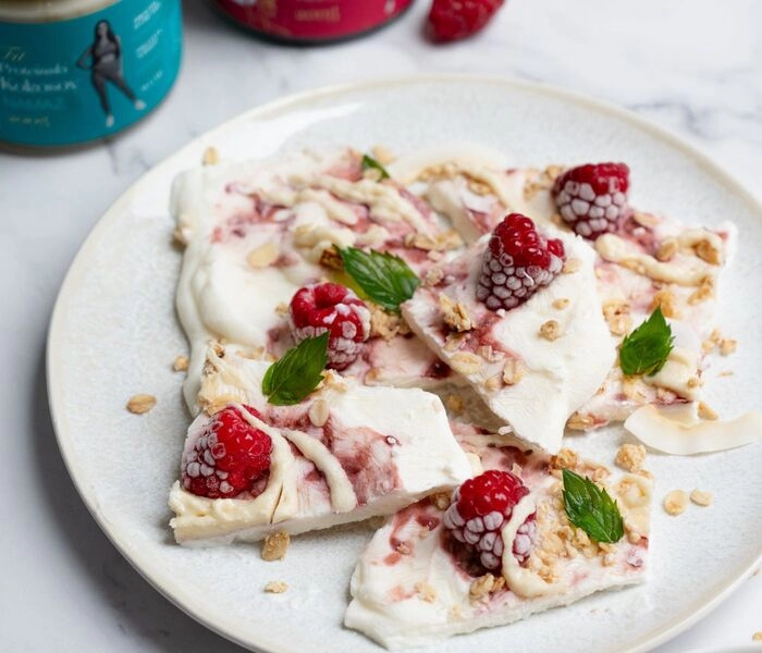 mrazená jogurtová tycinka s malinovým dzemom a kokosovou nátierkou